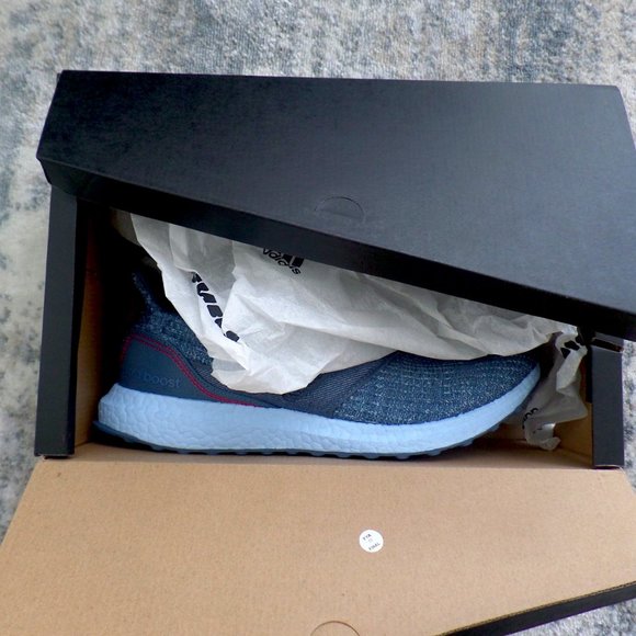 UltraBOOST Adidas Men's 9.5 - Picture 2 of 8